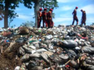 Pemuda Pancasila Membantu membersihkan sampah